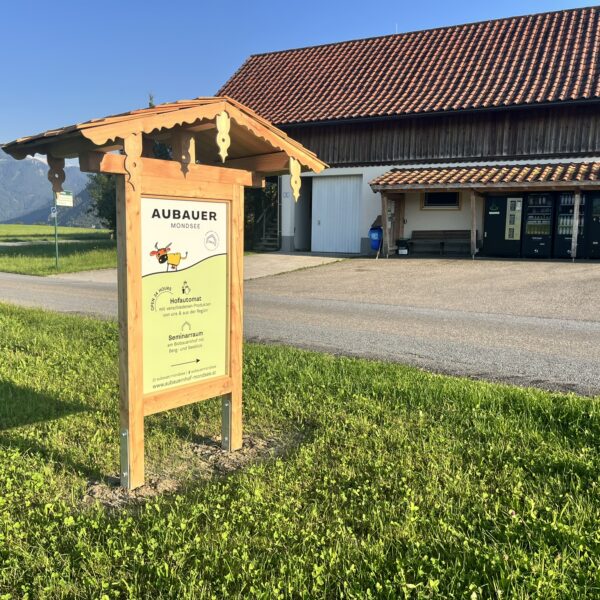 24h-Hofautomaten mit neuem Schild auf Hinweis zum Hofautomaten und Seminarraum