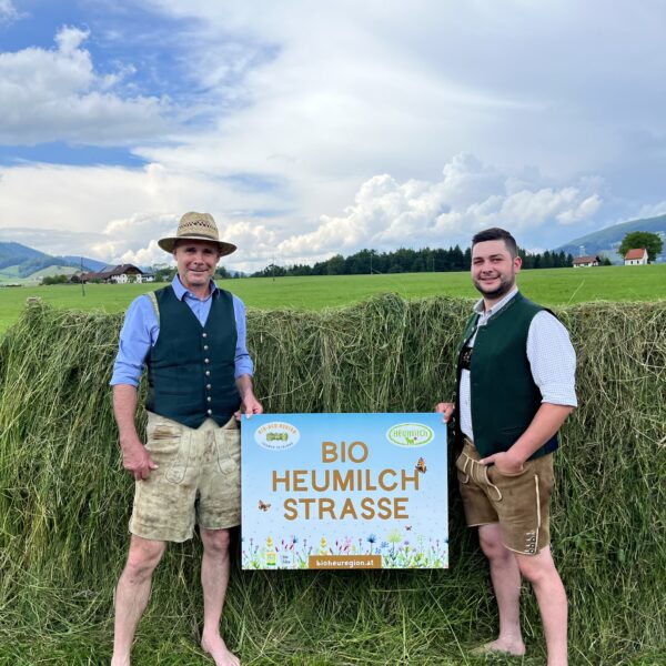 Hannes und Simon Strobl mit Bio Heumilchstraßen Schild