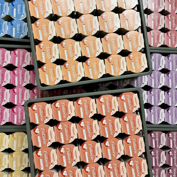 verschiedene Bio-Joghurts aus pasteurisierter Heumilch und verschiedenen Früchten