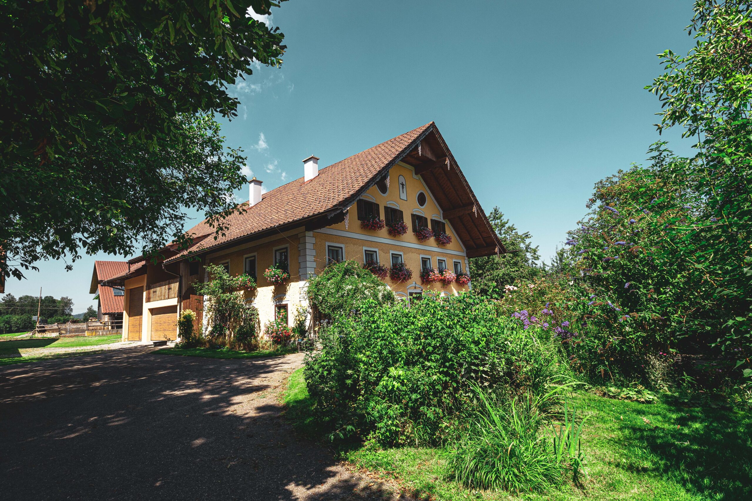 Biohof Aubauer Ansicht im Sommer