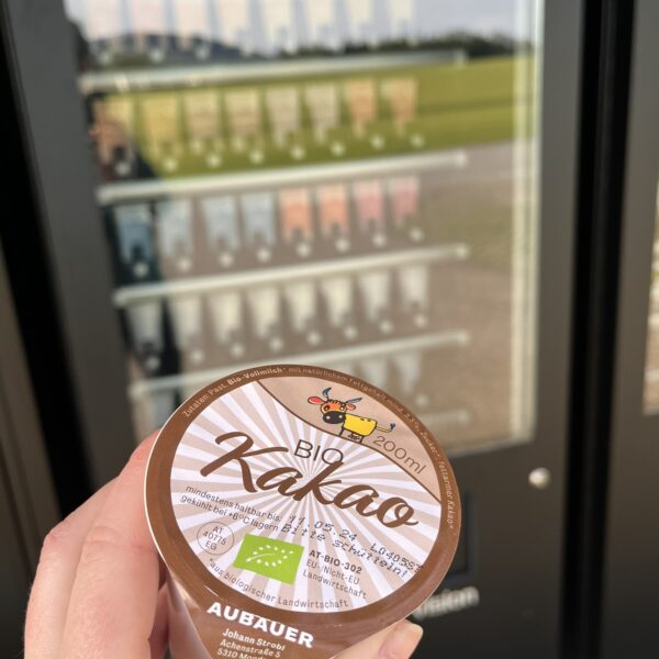 Bio-Kakao mit pasteurisierter Heumilch können jederzeit im 24h Hofautomaten gekauft und genossen werden