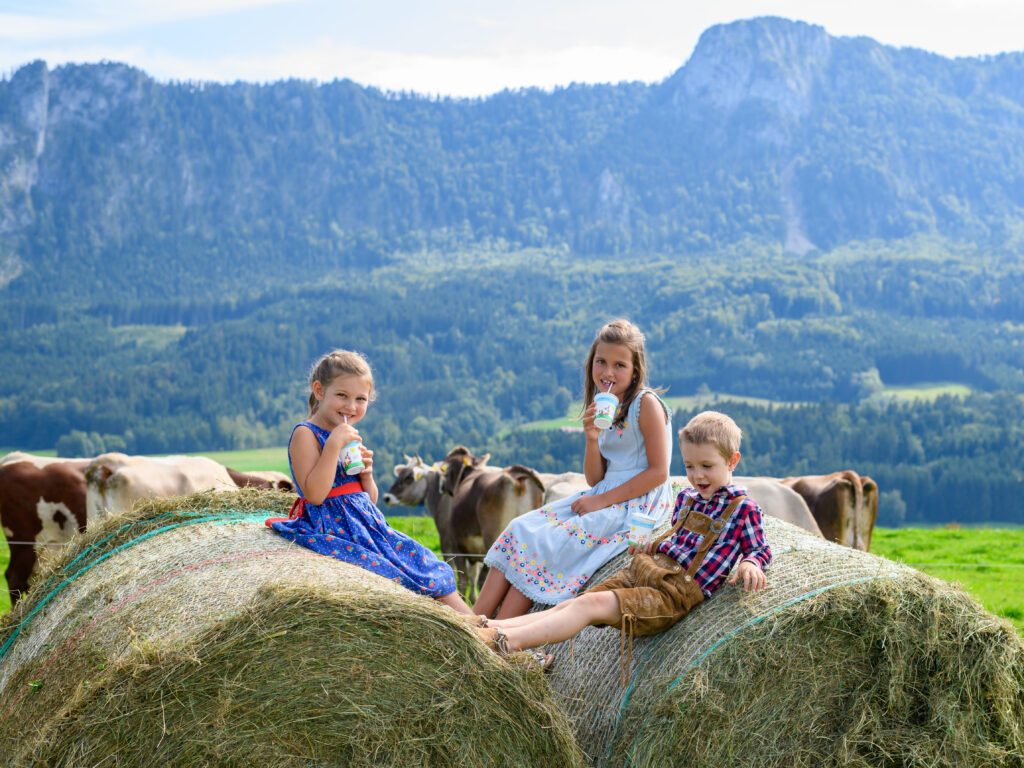 Kinder mit Schulmilch und Blick auf die Drachenwand